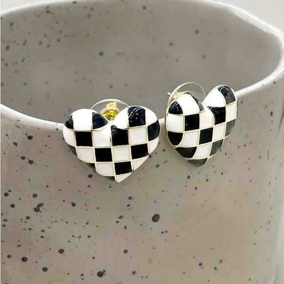 Plaid Pattern Heart Design Earrings - Picture 3 of 4